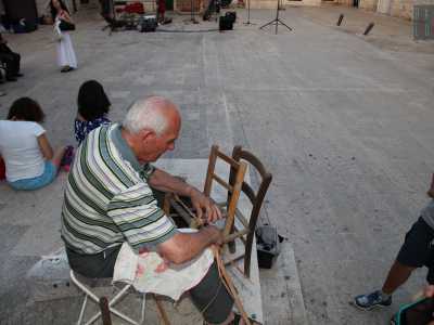 Per l�occasione Gaetano illustrava ai passanti la lavorazione delle sedie, munito chiaramente di grossi fili di paglia bianca